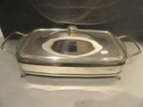 une cocotte en argent avec un couvercle posée sur une table
