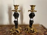 deux bougies posées sur une table