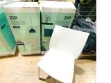 une chaise blanche posée devant une boîte