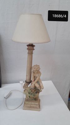 une lampe posée sur une table sur laquelle se trouve une lampe