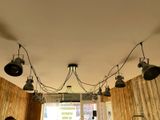 de nombreuses lampes suspendues au plafond de la cuisine