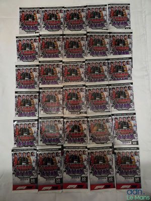 une pile de cartes de baseball posée sur une table