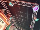 les nombreuses lampes suspendues au plafond de la pièce