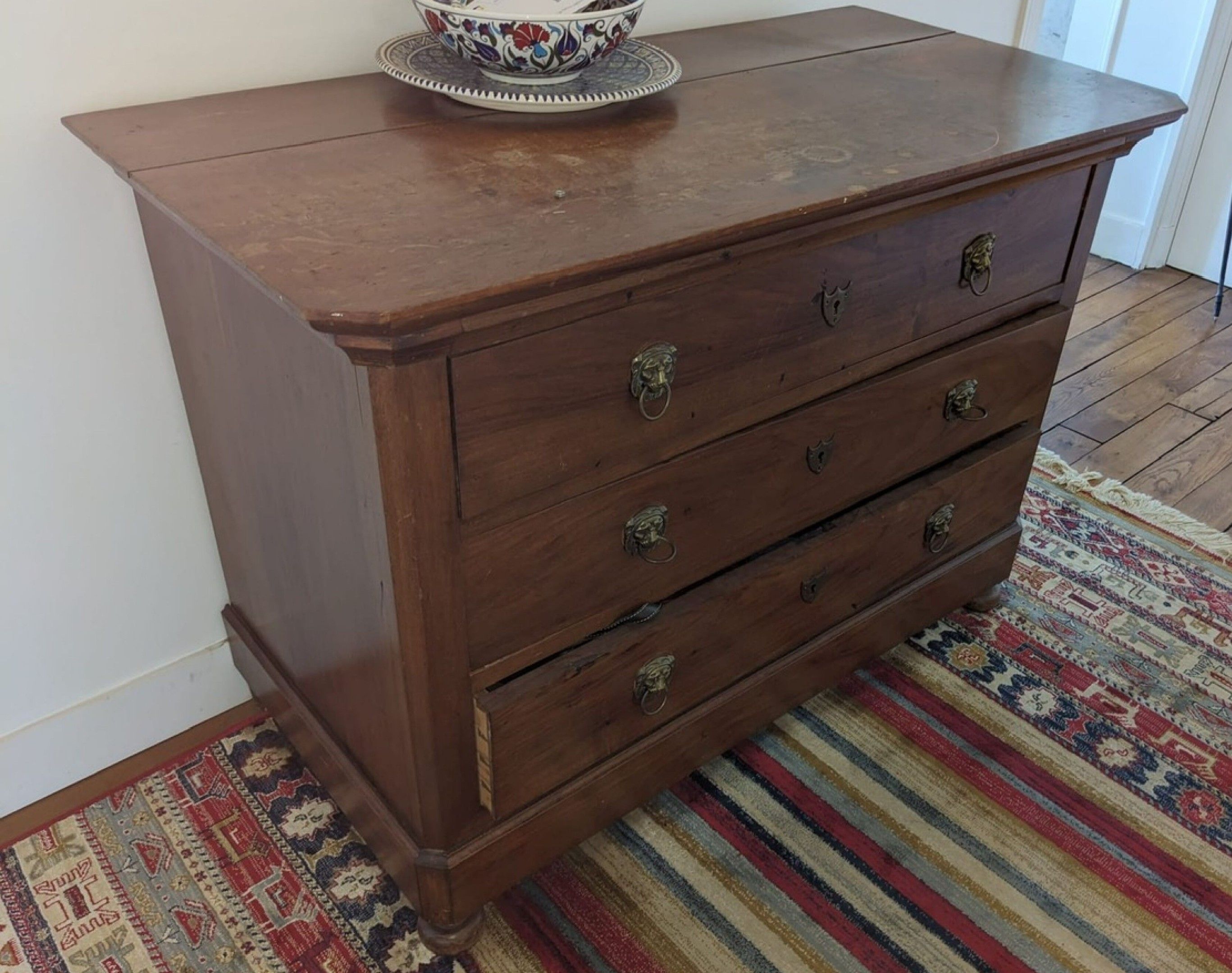Commode en bois naturel ouvrant par trois tiroirs 80 x 112 x 57 cm (usures, accidents) Vendue sur désignation à récup...