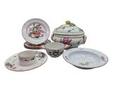 une image représentant un ensemble d'assiettes et de tasses en porcelaine