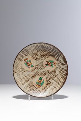 une assiette sur laquelle sont représentés trois oiseaux, posée sur une table