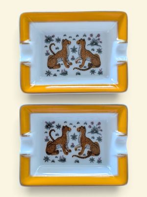 paire de cendriers en porcelaine jaune et blanche ornés de léopards
