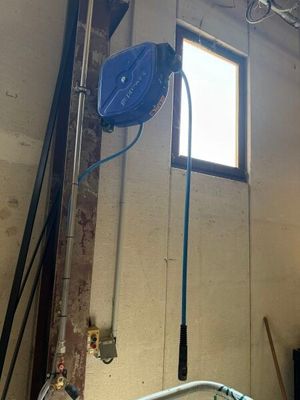 une photo d'une pièce avec un ventilateur de plafond et une fenêtre