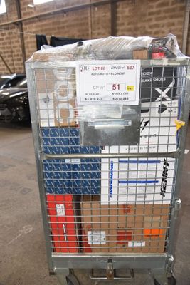 un chariot métallique chargé de nombreuses caisses dans un entrepôt