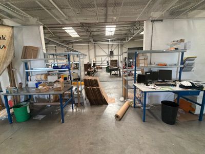 une grande pièce avec de nombreuses étagères et tables