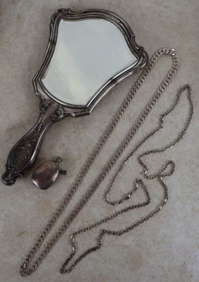 un miroir et une chaîne par terre