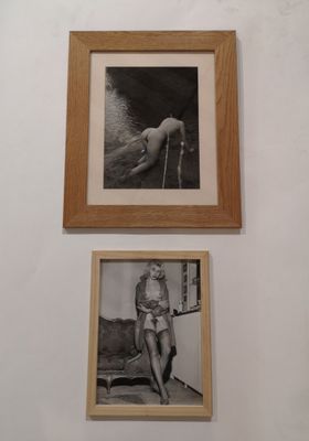 deux photos encadrées représentant une femme assise sur un canapé