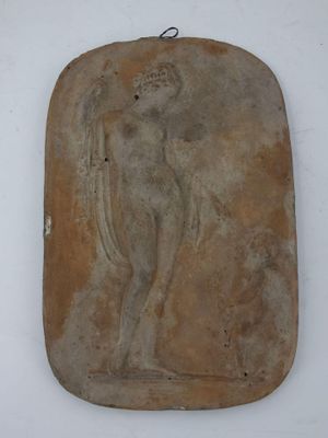 une plaque en pierre sur laquelle figure l'image d'une femme nue