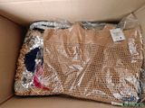 un sac de vêtements dans une boîte sur laquelle est accrochée une étiquette