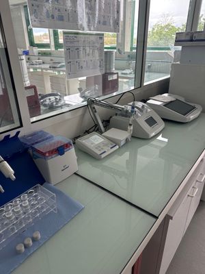 un laboratoire où le plan de travail est encombré de matériel
