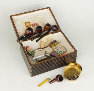 une petite boîte contenant de nombreux objets