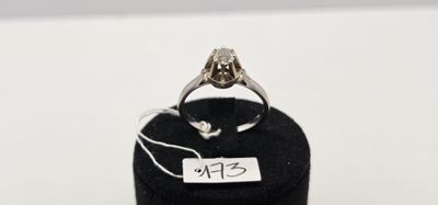 une bague sertie d'un diamant, posée sur un présentoir noir