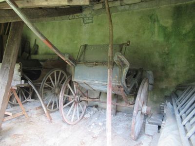 un vieux chariot posé au milieu d'une pièce
