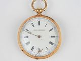 une montre de poche en or avec des chiffres romains sur le cadran