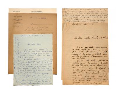 deux vieux papiers comportant des inscriptions manuscrites et un morceau de papier sur lequel il y a quelque chose d'écrit