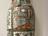 un vase posé sur une étagère dans une pièce