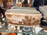une vitrine en verre surmontée d'un bol