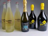 plusieurs bouteilles de vin sont alignées sur une surface blanche