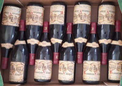 bouteilles de vin rouge dans un carton sur une table