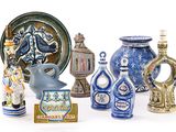 de nombreux vases en céramique de styles variés sur la table