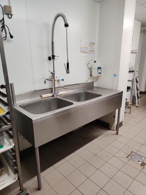 une cuisine équipée d'un évier et un évier muni d'un robinet