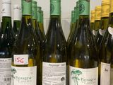 plusieurs bouteilles de vin sont alignées sur un comptoir