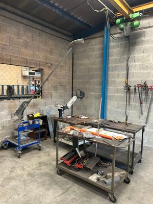 un établi dans un garage avec des outils dessus