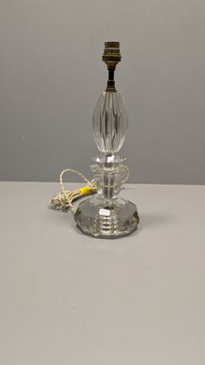 une lampe en verre posée sur une table