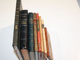 plusieurs livres empilés sur une table
