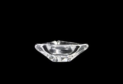 un saladier en verre transparent sur fond noir