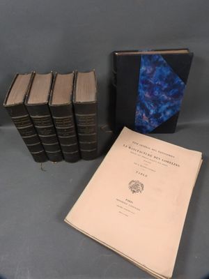 plusieurs livres sont posés sur une table les uns à côté des autres