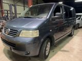 une camionnette bleue garée dans un garage avec d'autres voitures