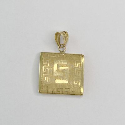 une image représentant un pendentif plaqué or orné d'un motif en labyrinthe