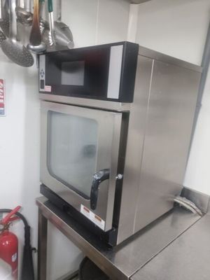 un micro-ondes posé sur un comptoir dans une cuisine
