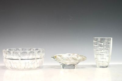 trois verres et un bol posés sur une table