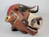 un masque de taureau avec des cornes sur fond blanc