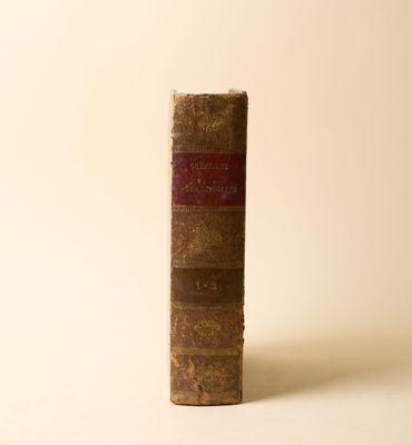 un vieux livre posé sur une table