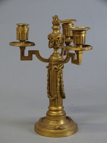 Candélabre en bronze de style Louis XVI à trois bras de lumières....