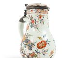 un vase blanc orné d'un motif floral