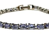 un bracelet en argent orné de saphirs couleur beige sur fond blanc