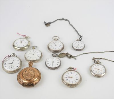 de nombreux types de montres de poche sur la table