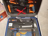 une caisse à outils avec des outils sur le sol
