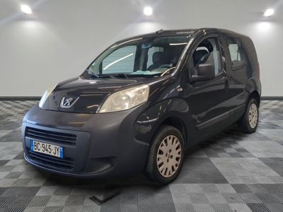 la photo d'une petite camionnette noire garée dans un garage