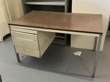 un bureau à deux tiroirs et une armoire dans un coin