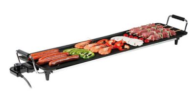 un gros plan sur un barbecue avec de la viande et des légumes dessus